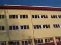 Spadający śnieg z dachu