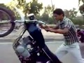 Ryzykowny trik na motorze