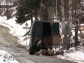 Facet rąbie drewno na drodze