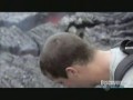 Bear Grylls chodzi po lawie