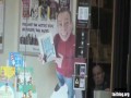 Karzeł reklamuje swoją książkę