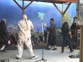 Piosenkarz dostał gitarą