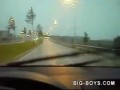 Samochód uderzony przez piorun
