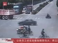 Ciężarówka przejeżdża motocyklistę