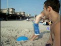 Sztuczki z mini trampoliną na plaży