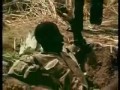 Anakonda próbuje zjeść noge mężczyzny