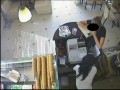 Oszust w lokalu okrada ekspedientkę