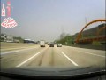 Ciężarówka uderza w radiowóz