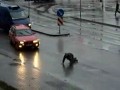 Koleś płynie przez miasto