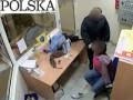 Policja rozbiera kobiety w markecie