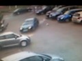 Kobieta parkuje w salonie