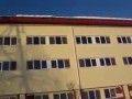 Lawina śnieżna z dachu budynku