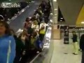 Blondynka na ruchomych schodach