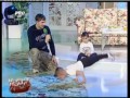 5-latek robi pompki w powietrzu
