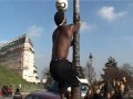 Piłkarski freestyle na lampie