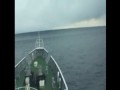 Statek przepływa przez Tsunami