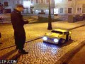 A dostałby mandat za nieprawidłowe parkowanie