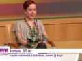 Rozmawia z biżuterią