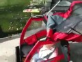 Samochód na pilota prowadzi wózek dziecięcy