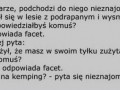 Facet siedzi w barze...