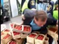 Atak straży miejskiej na sprzedawcę truskawek