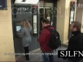 Nudno w kolejce do bankomatu