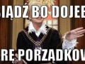 Usiądź!