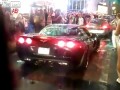 Corvette pali gumy na Times Square