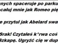 Para zakochanych spaceruje po parku