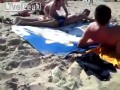 Kawał na koledze na plaży