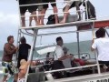 Odważni surferzy na dużej fali