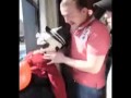 O Boże, on właśnie wyskoczył!