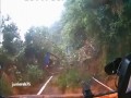 Ogromny nasyp ziemi spycha samochód