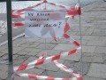 Pies mu nasrał
