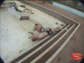 Zjazd ze zjeżdżalni do pustego basenu