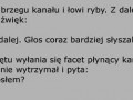 Siedzi gość na brzegu kanału i łowi ryby...