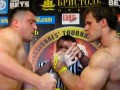 Pokerowa twarz podczas siłowania na rękę