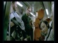 Szalona wiewiórka rozdaje pieniądze w metrze