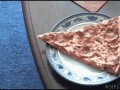 Pies kradnie pizze