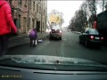 Kobieta wpadła pod samochód