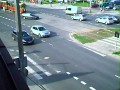 Samochód między tramwajami