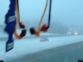 Chora staruszka na autostradzie