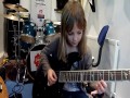 Ośmiolatka wymiata na gitarze