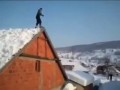 Zimowy skok na śnieg z dachu