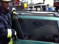 Rozbijanie szyby samochodowej palcem