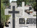 Żeby kraść krzyże z grobów