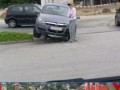 Kobieta samochód i kamień