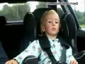 Dziecko świetnie się bawi przy muzyce