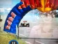 Idiota wskakuje na bolid F1