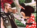 Minnie podziwia tatuaż